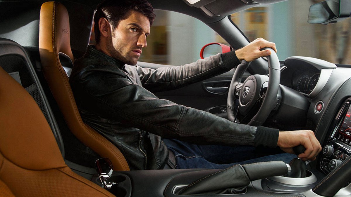 Мужчина за рулем автомобиля