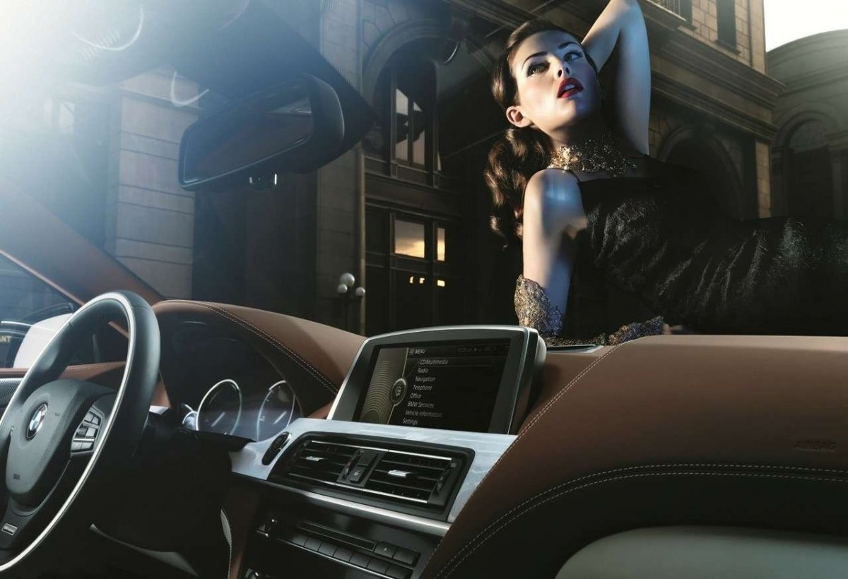 Роскошные автомобили и девушка