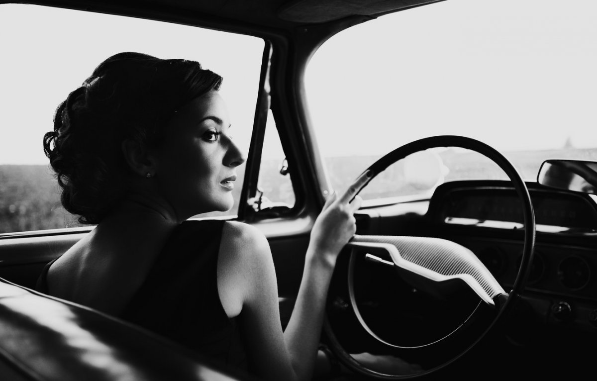 Девушка в машине черно белое