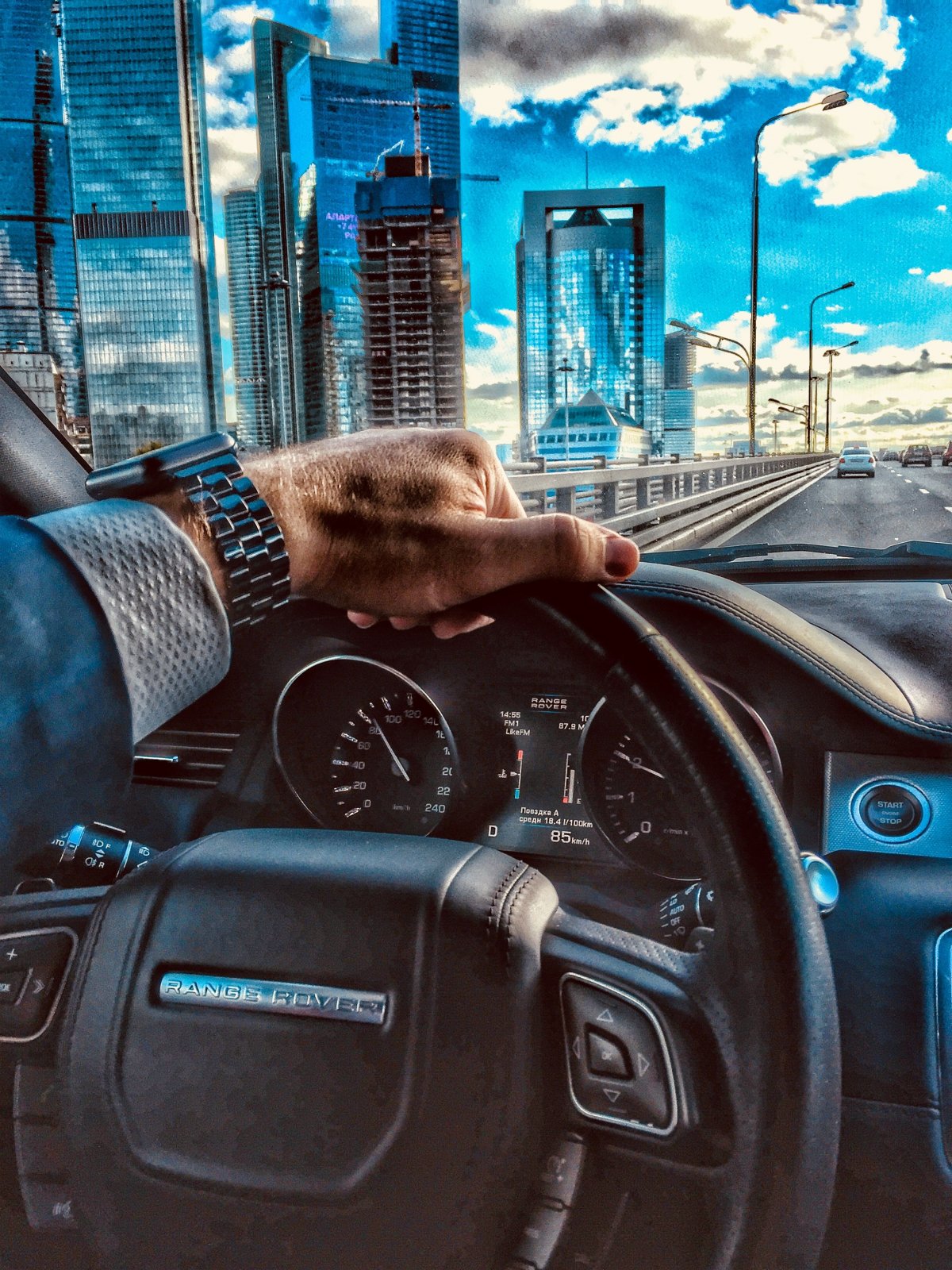 Мужчина за рулем автомобиля