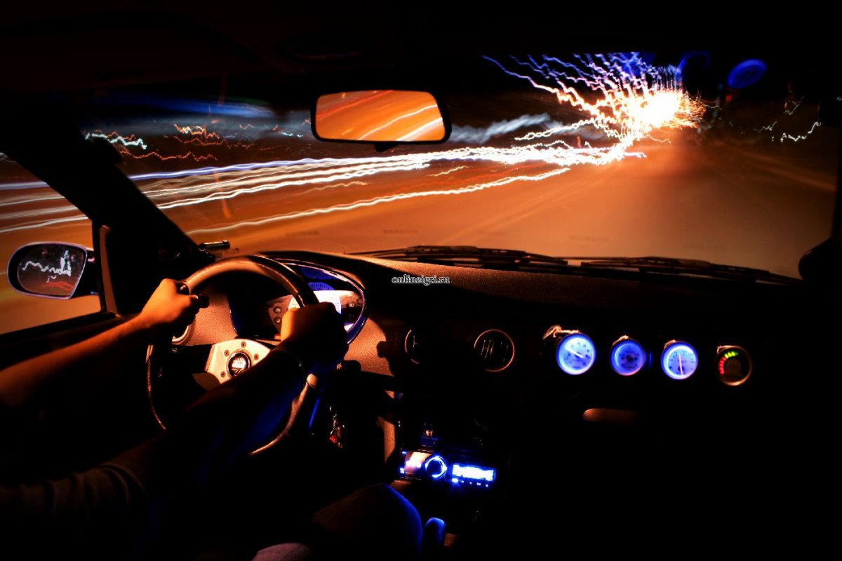 Девушка за рулем ночью