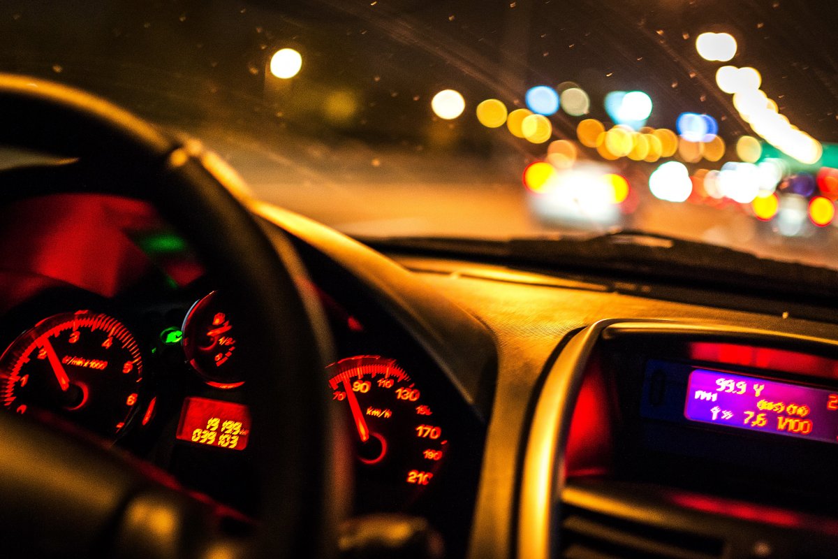 Спидометр машины на скорости