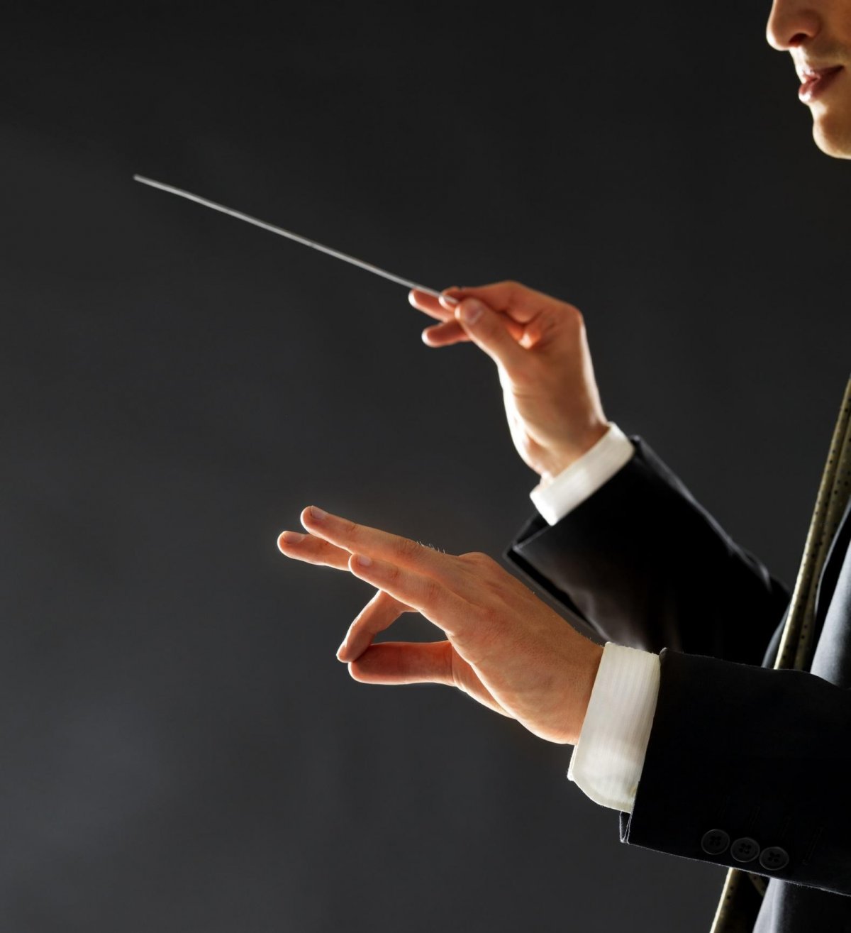 Руки дирижера с палочкой