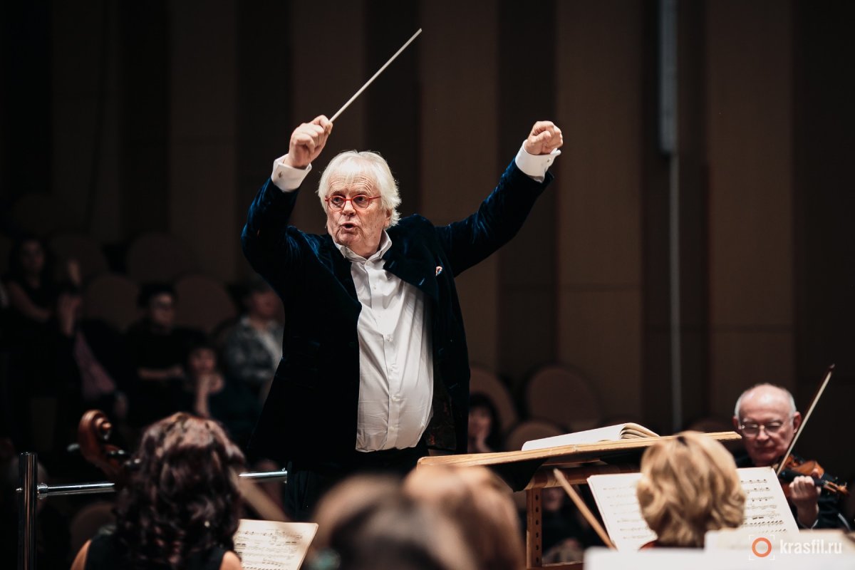 Дирижер Алексей Петров