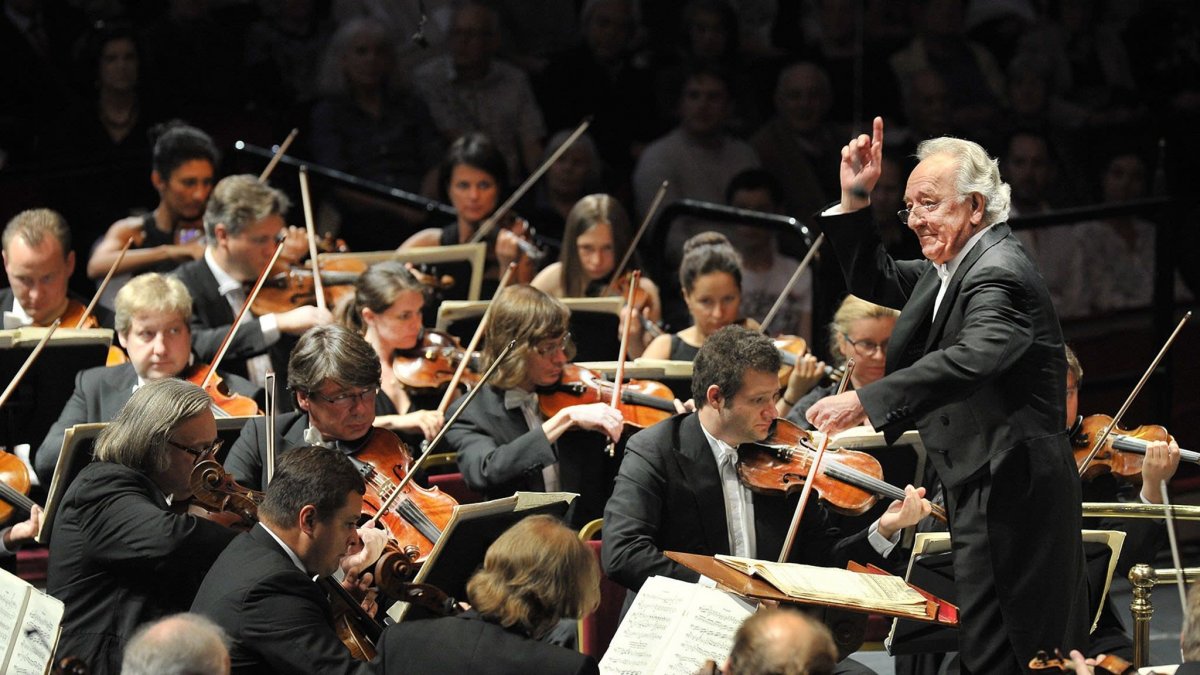 Юрием Темиркановым оркестр Санкт-Петербургской филармонии