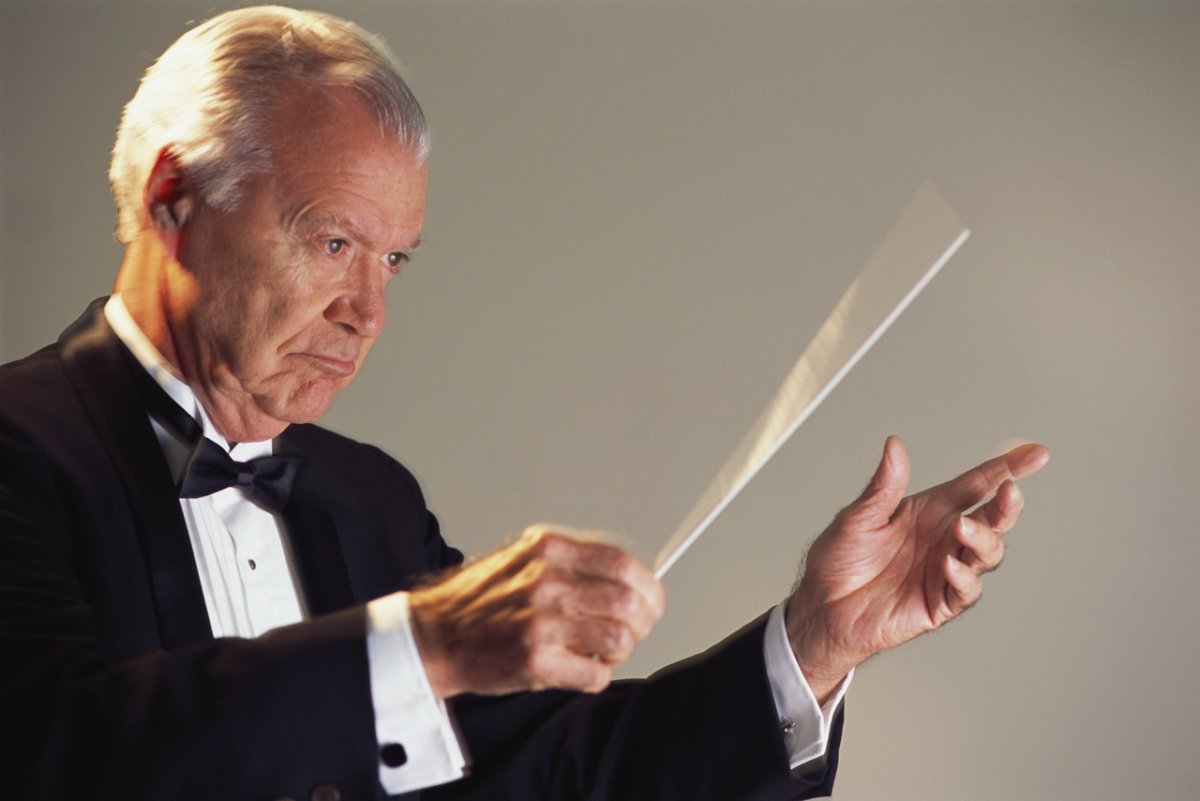 Рука с дирижерской палочкой