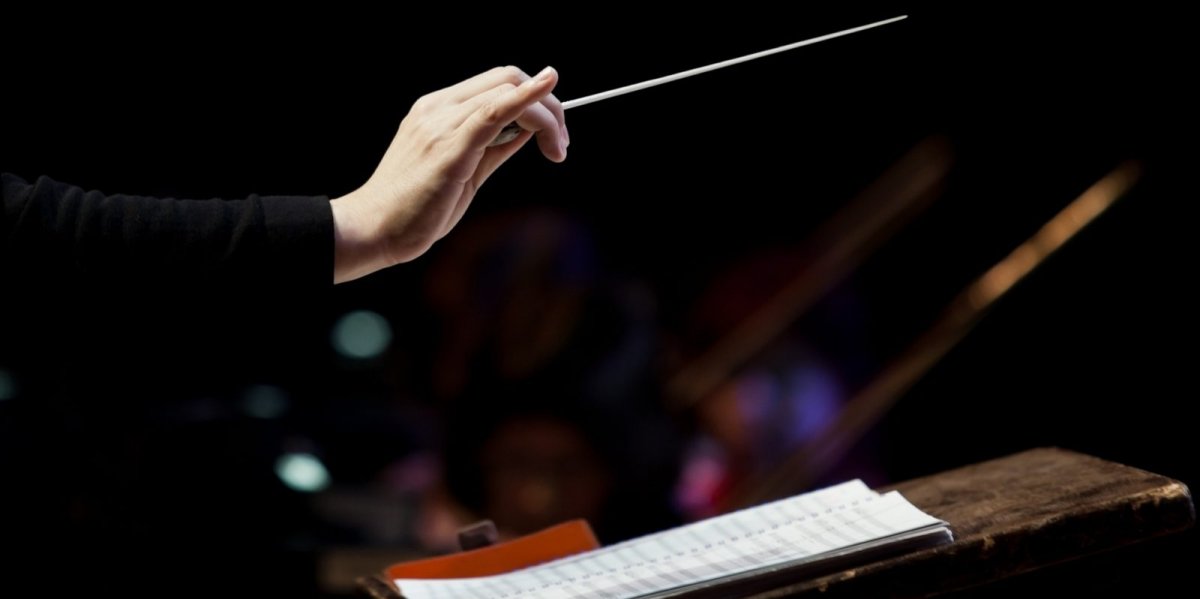 Дирижерская палочка и оркестр