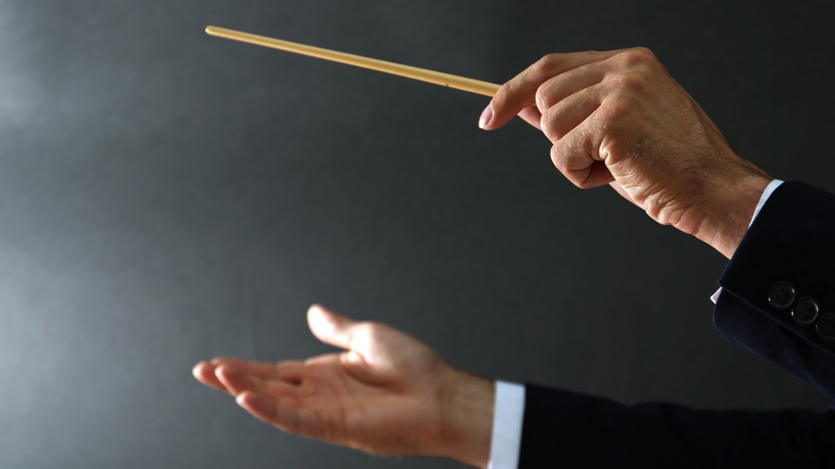 Дирижер на черном фоне