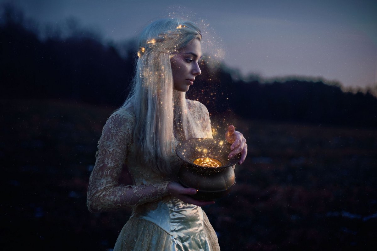 Мистическая девушка