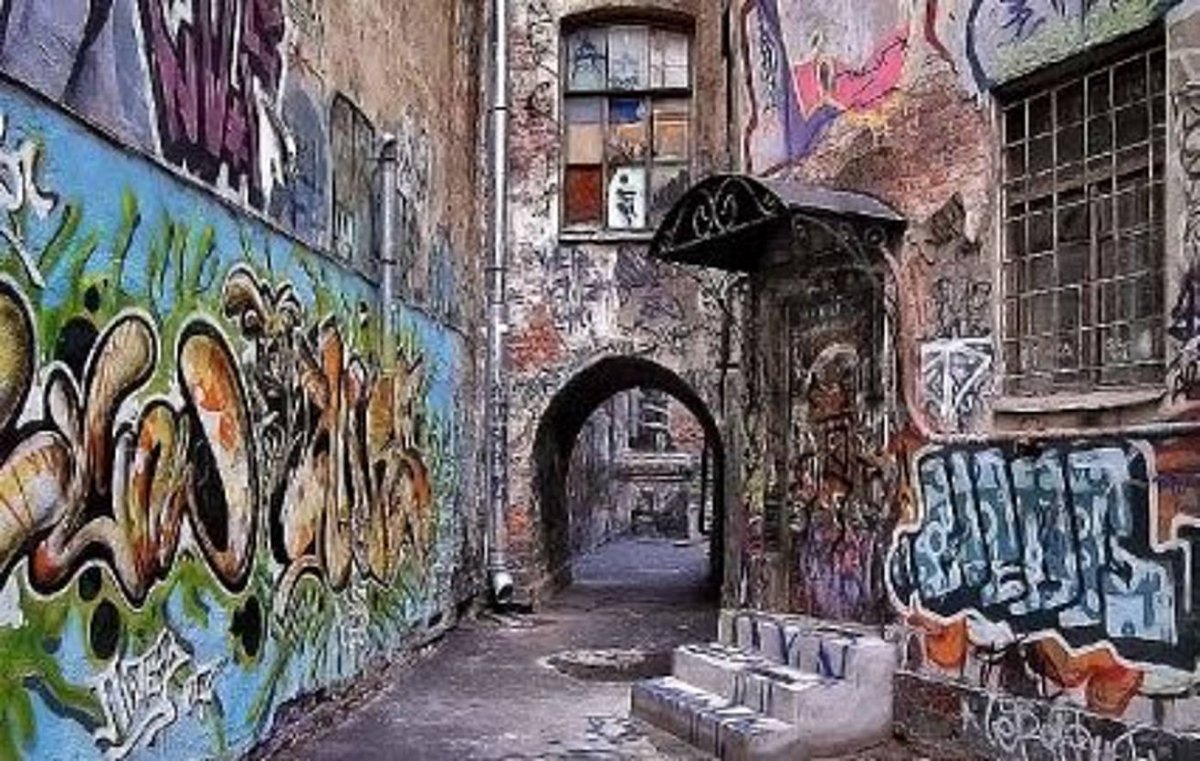 Двор граффити на Литейном