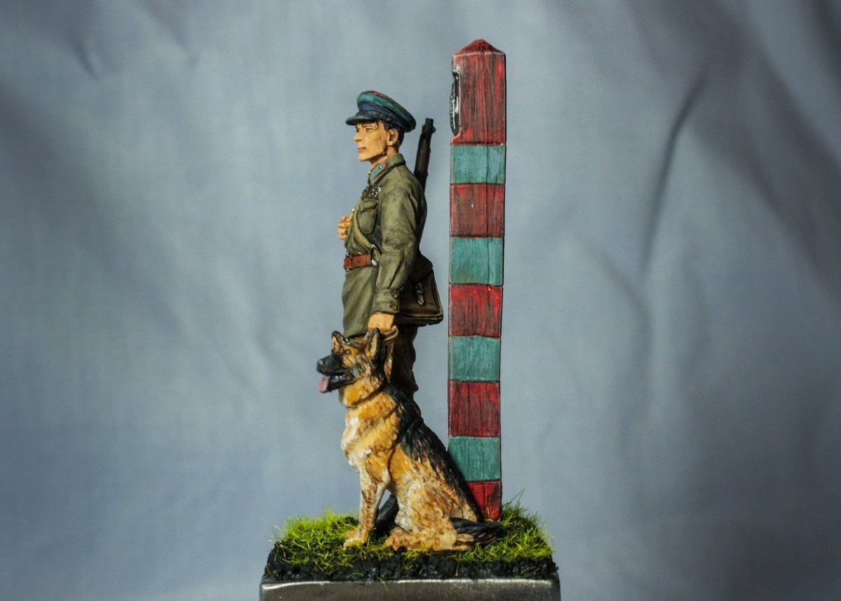 Пограничный столб и пограничник с собакой