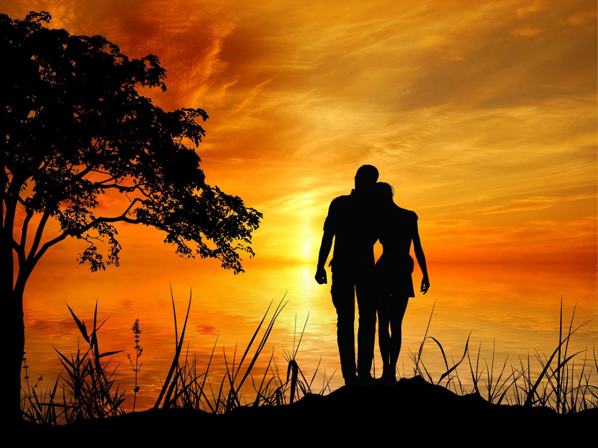 Силуэты влюбленных на закате