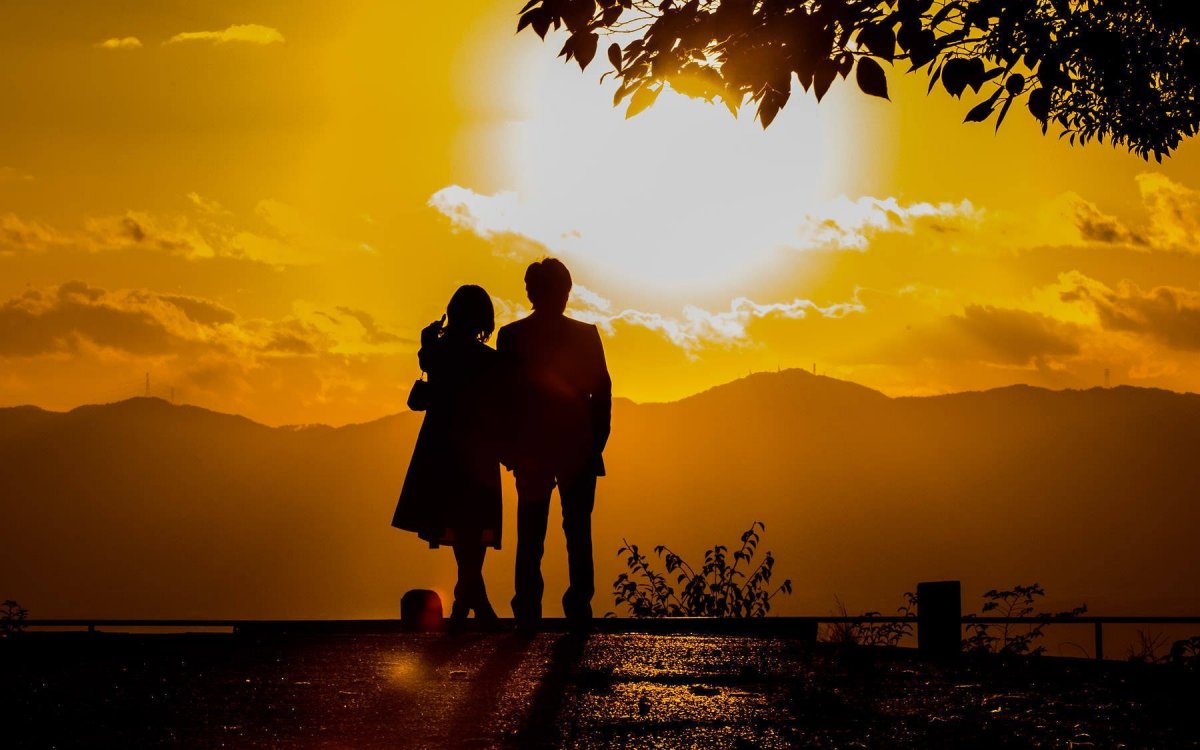 Влюбленная парочка на закате