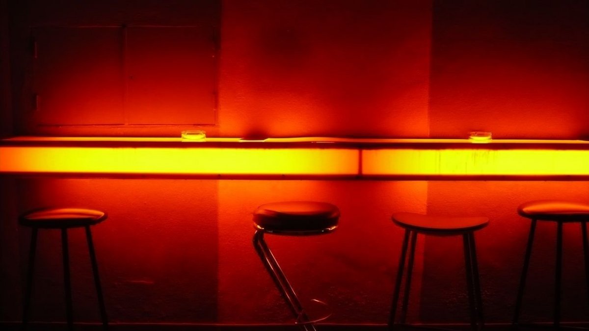 Красивый бар со столиком