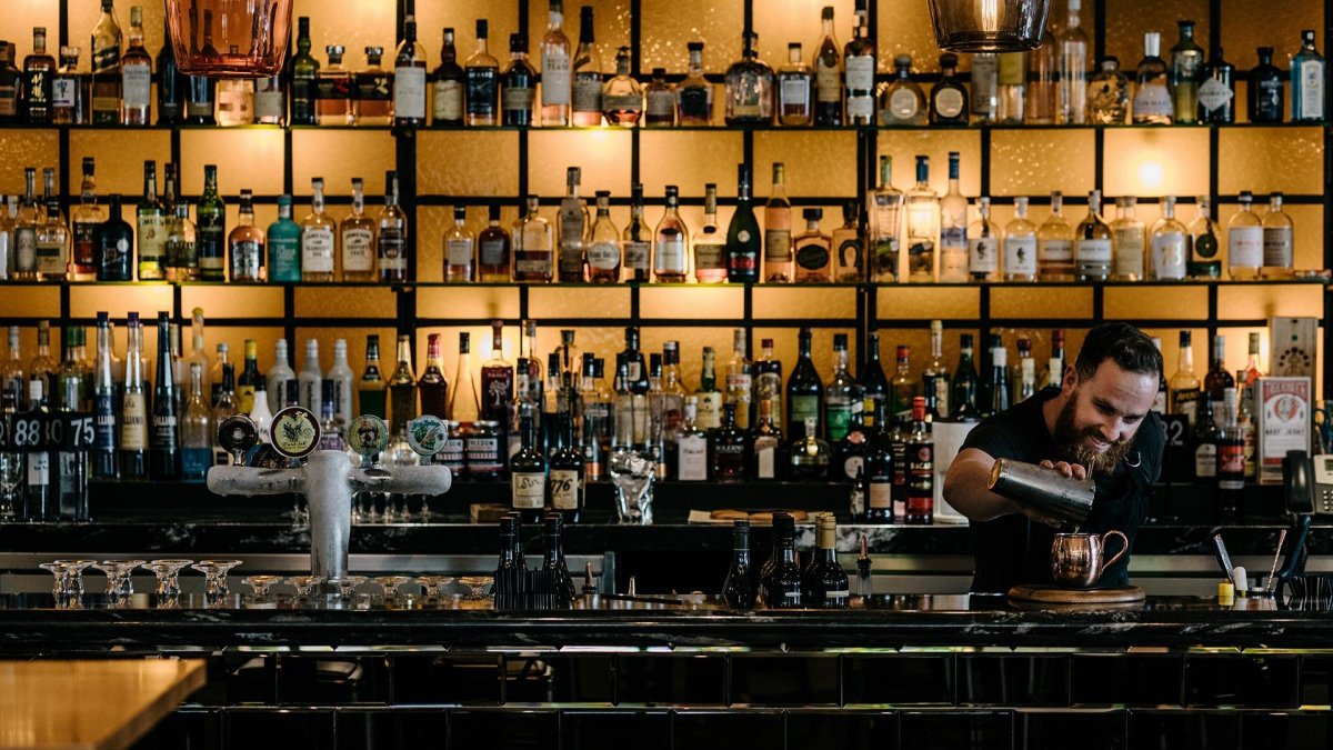 Барная стойка с барменом