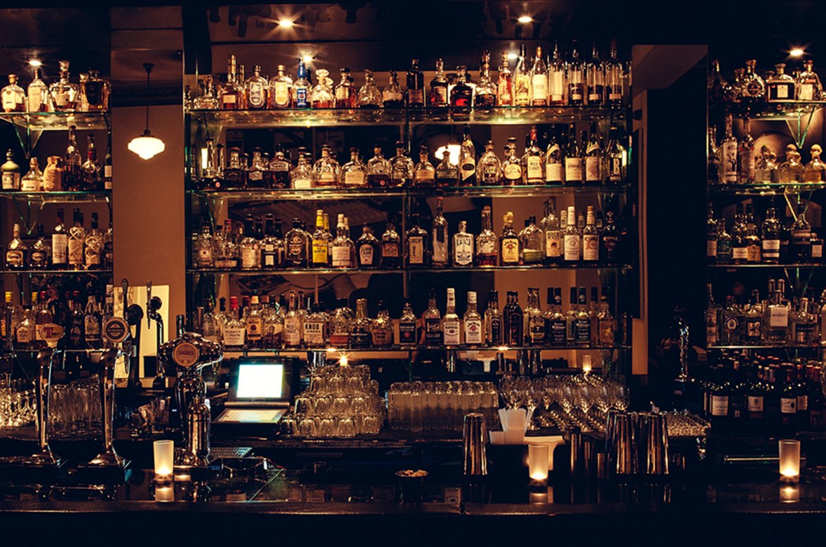 Полки с алкоголем в баре