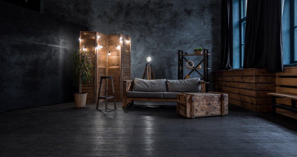 Кирпичная стена с фонарем