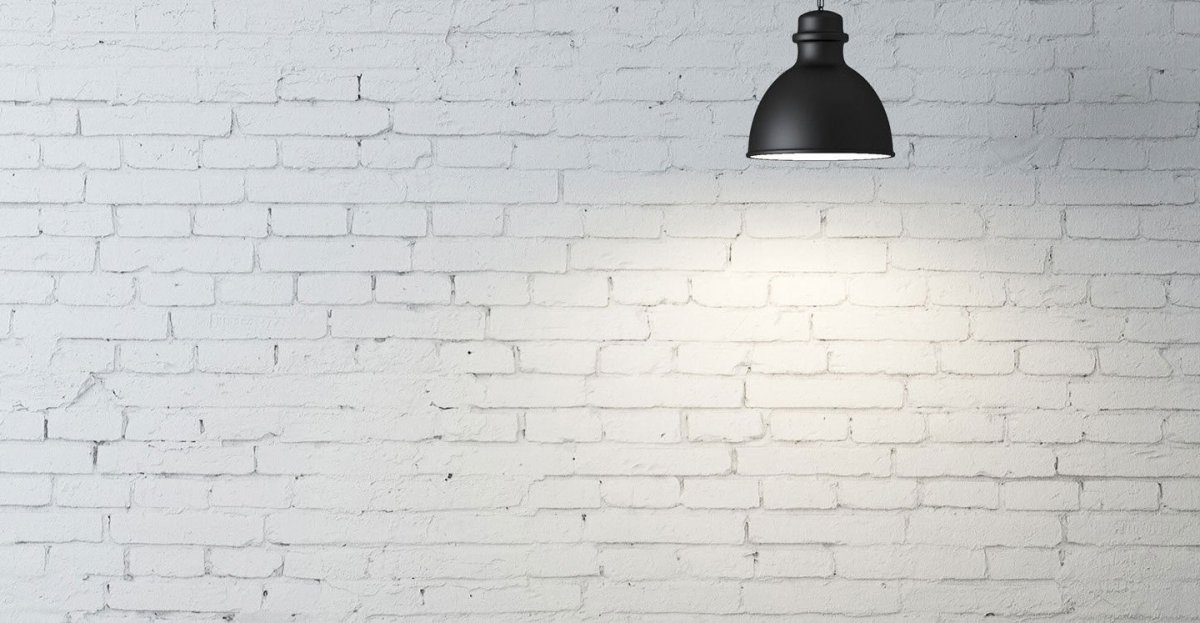 Лампы на фоне кирпичной стены