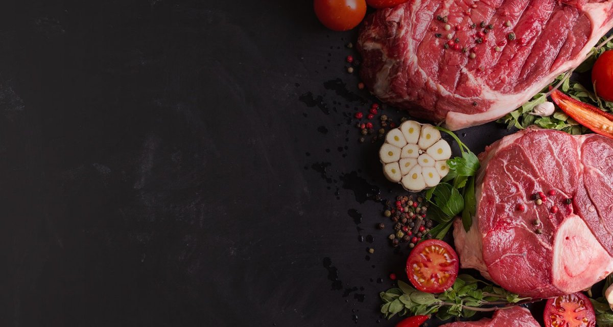 Свежее мясо на черном фоне