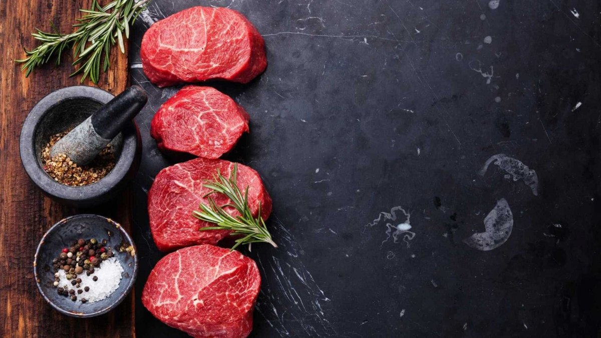 Стейк на черном фоне