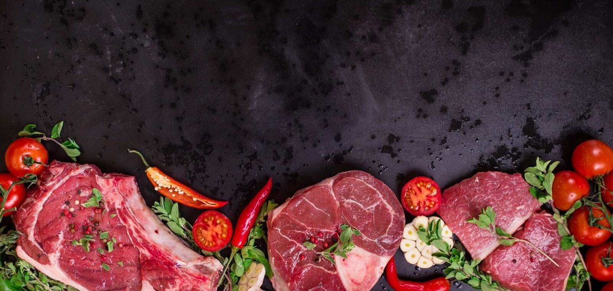 Мясо на темном фоне