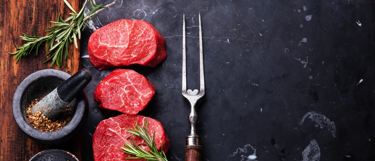 Мясо на черном столе