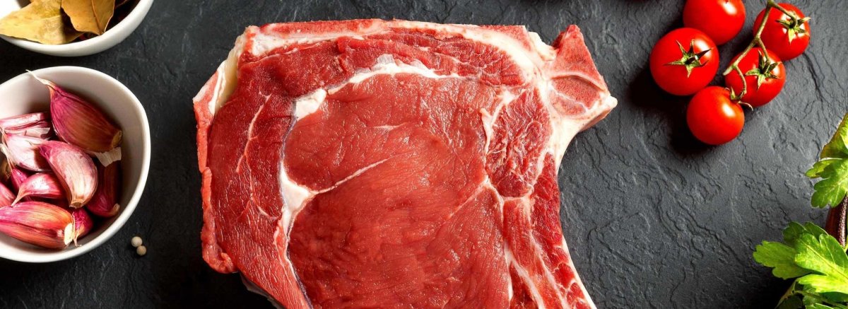 Мясо свежее говядина на черном фоне