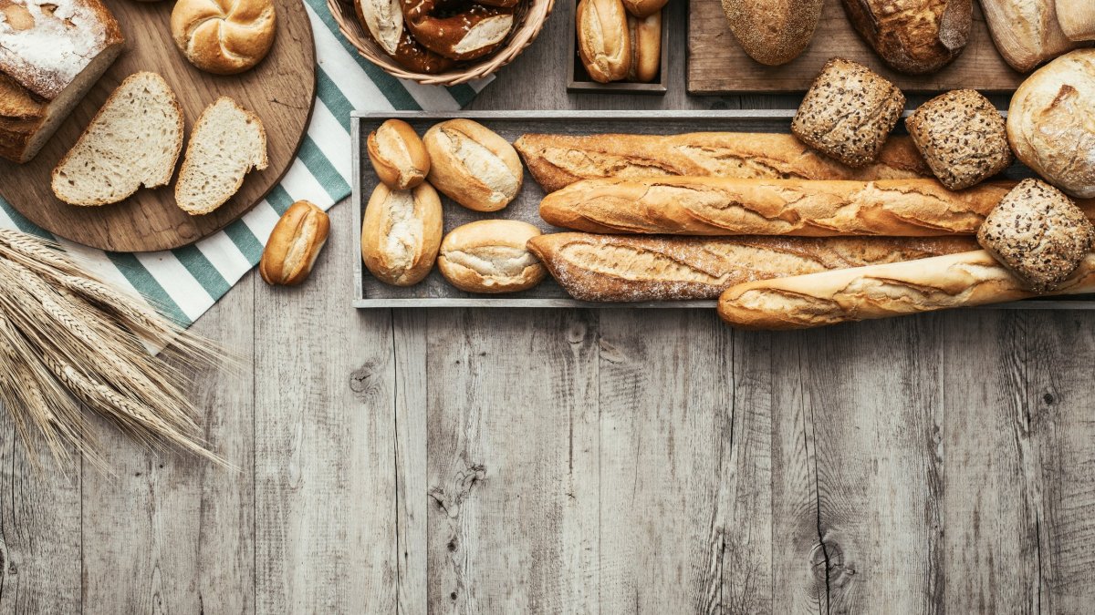 Хлеб на деревянном фоне