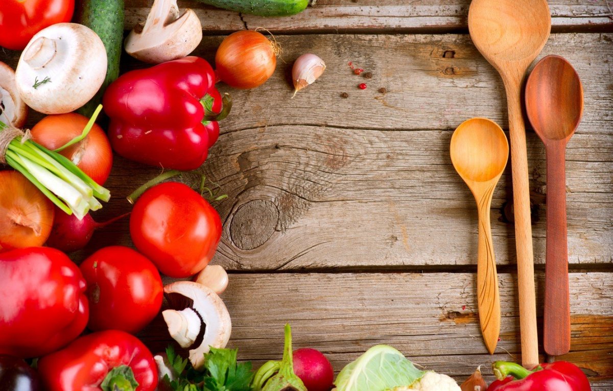 Овощи на деревянном столе