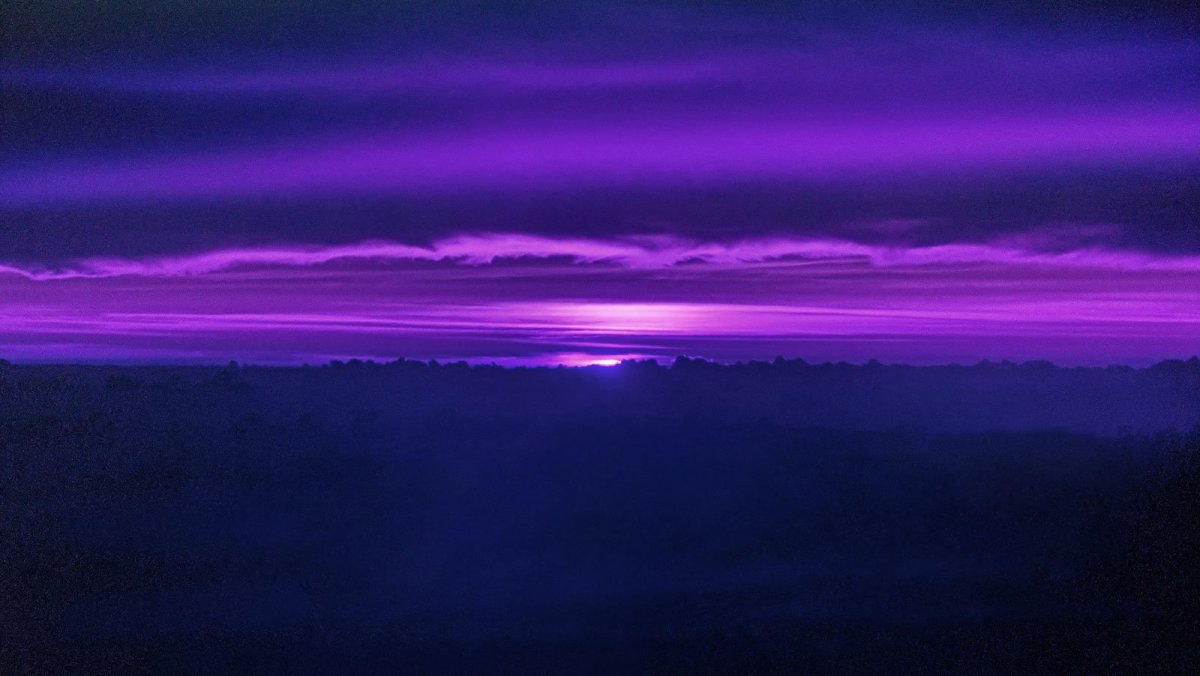 Темно фиолетовое небо