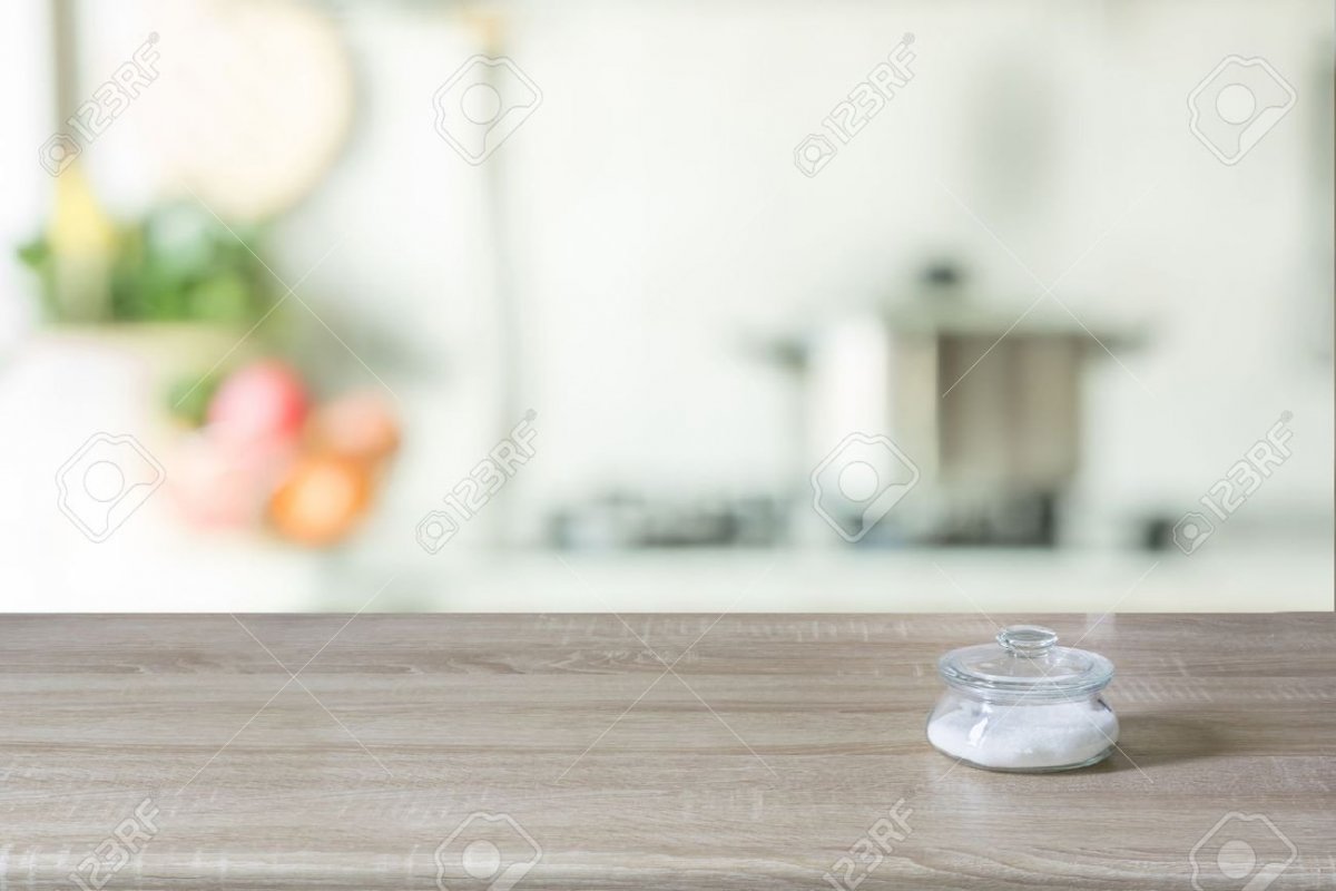 Кухонный стол с размытым фоном