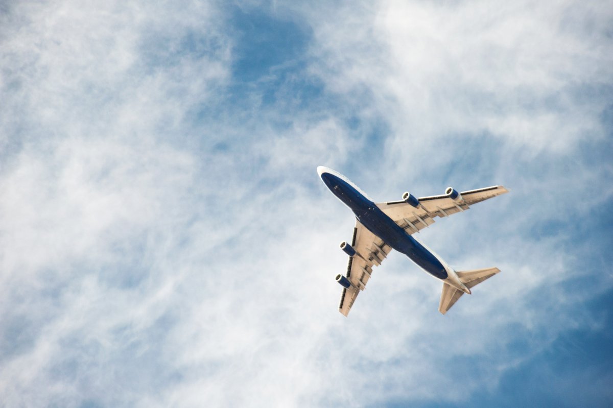 Самолет на фоне неба