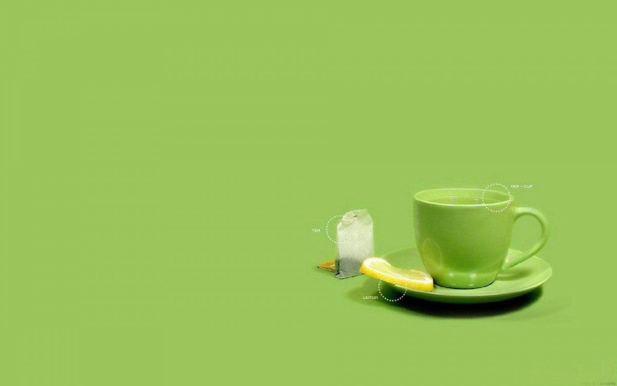 Чашка кофе на зеленом фоне