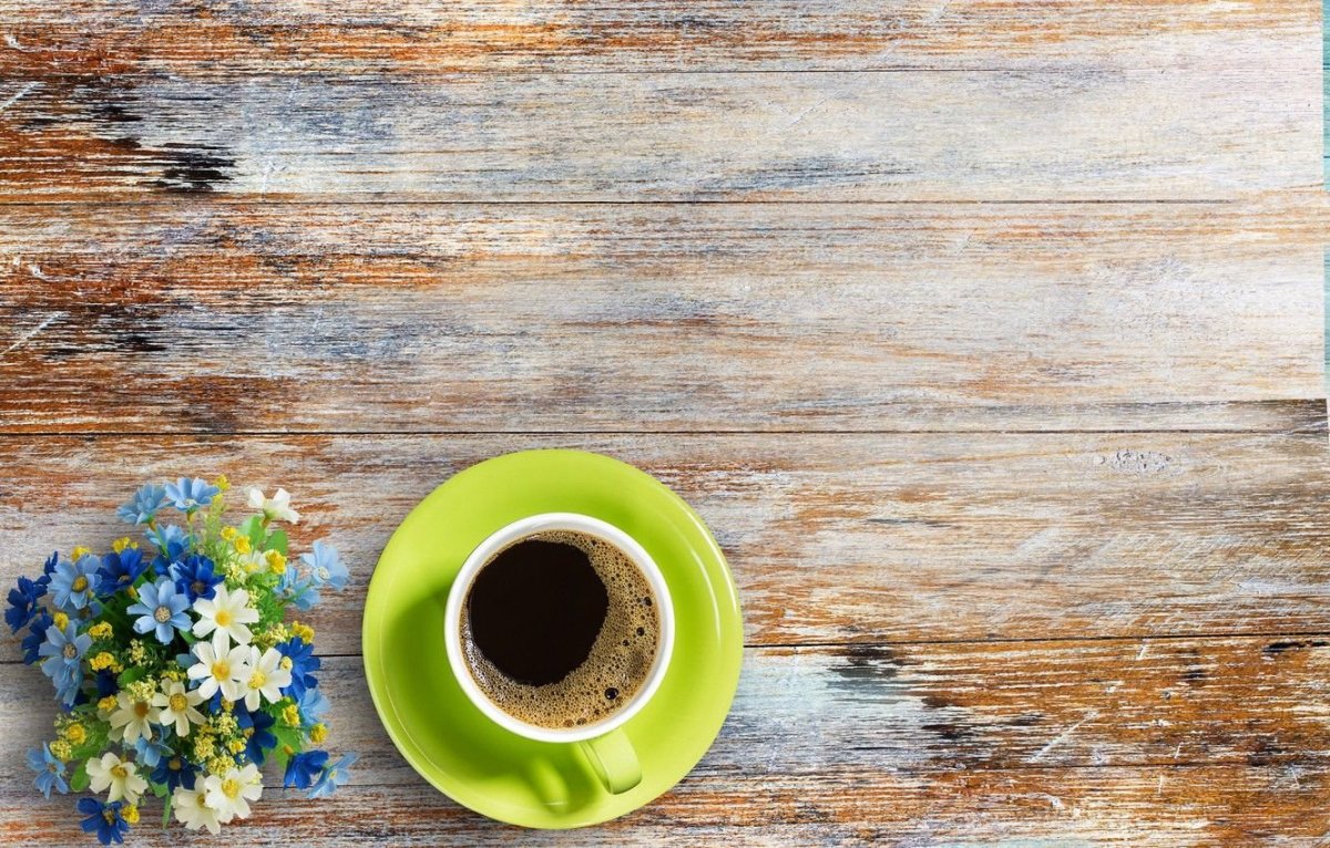 Кружка чая на деревянном столе