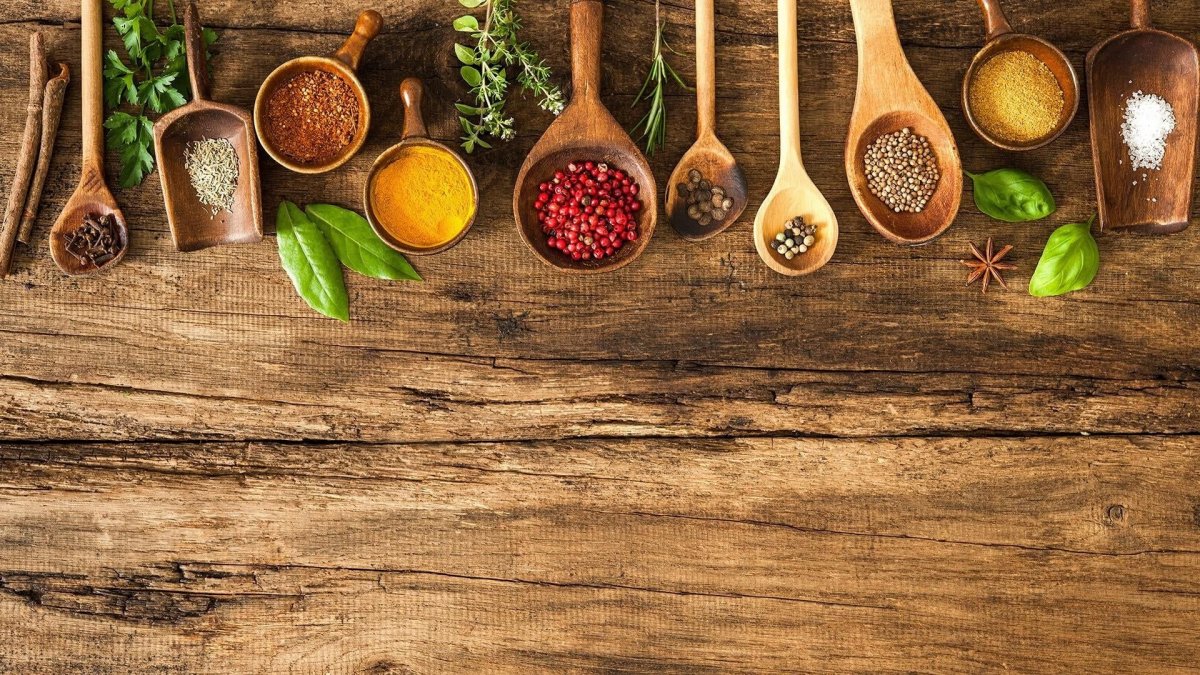 Специи на деревянном фоне