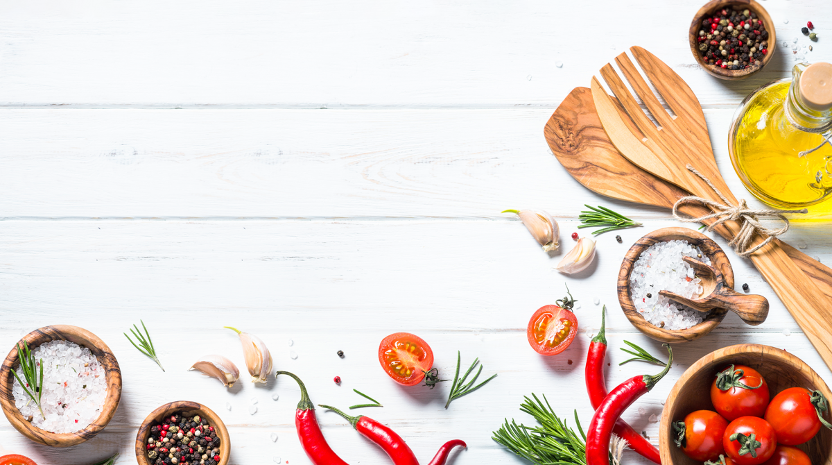 Еда на Светлом деревянном фоне