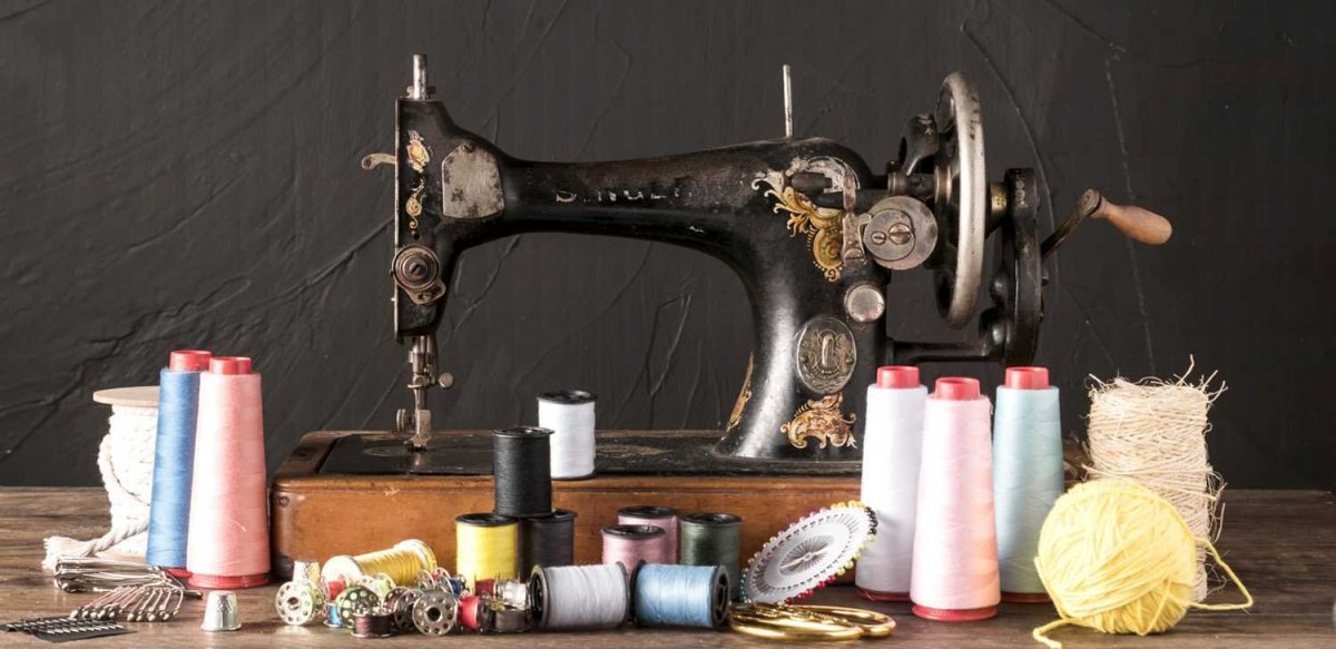 Швейная машинка и принадлежности