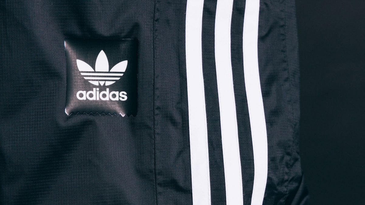 Лейбл черный адидас