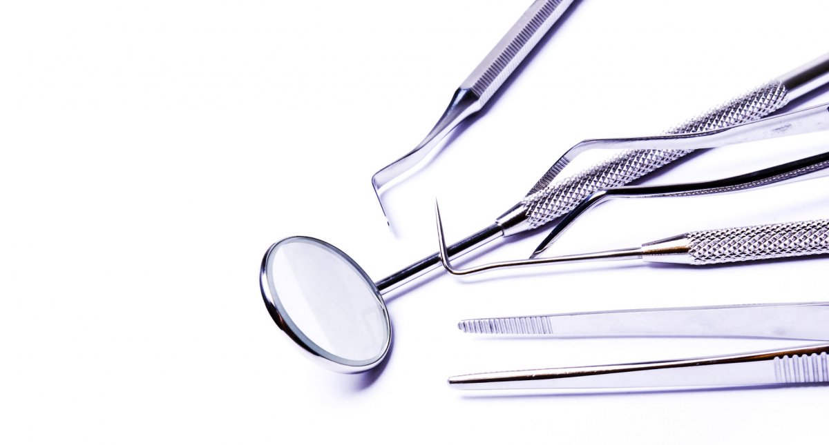 Стоматологические инструменты на прозрачном фоне