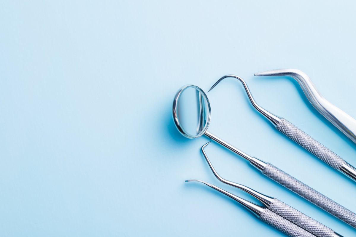 Зубные инструменты на фоне