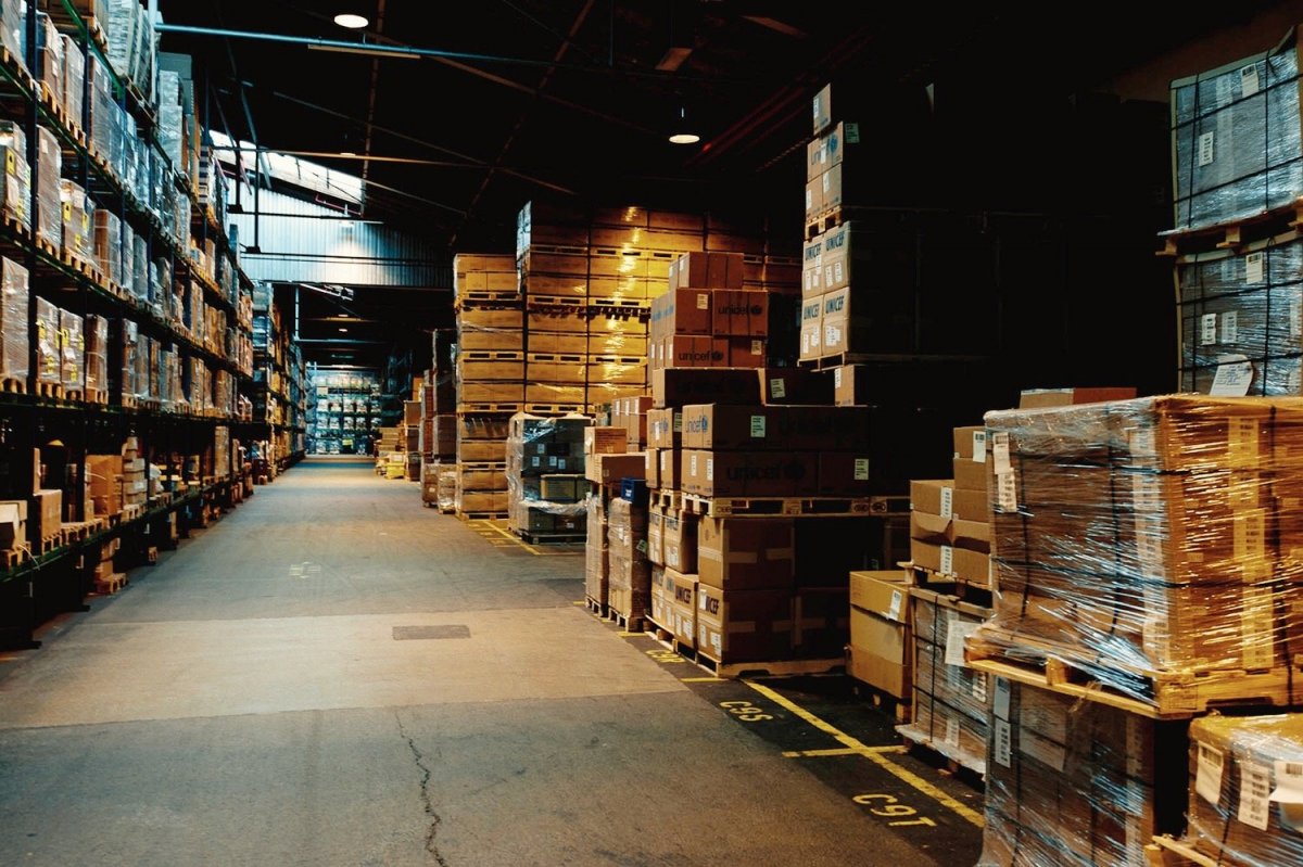 Склад ночью