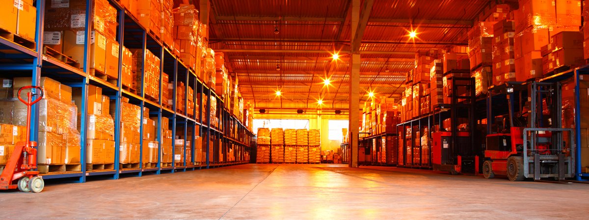 Погрузчик на складе