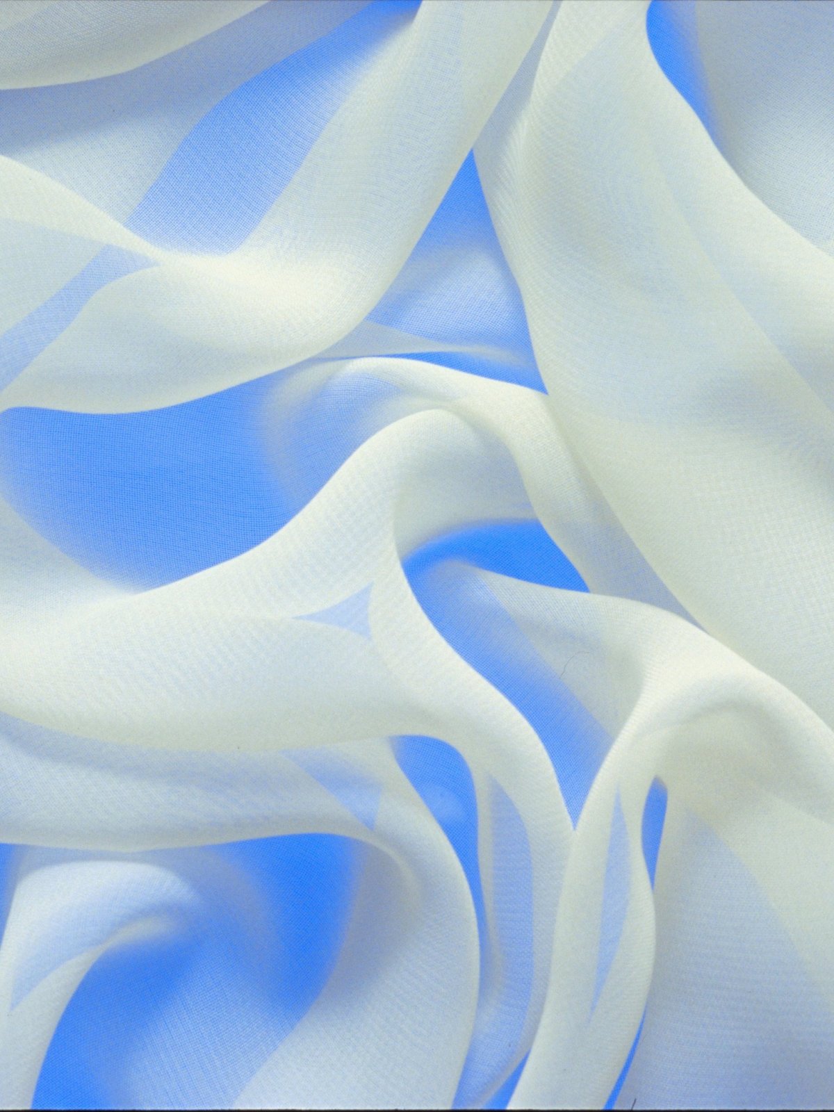 Белый атласный цветок