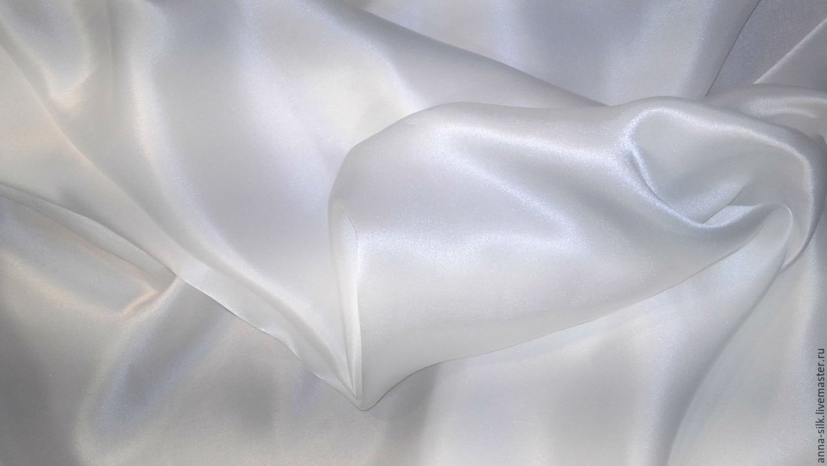 Белая шелковая ткань