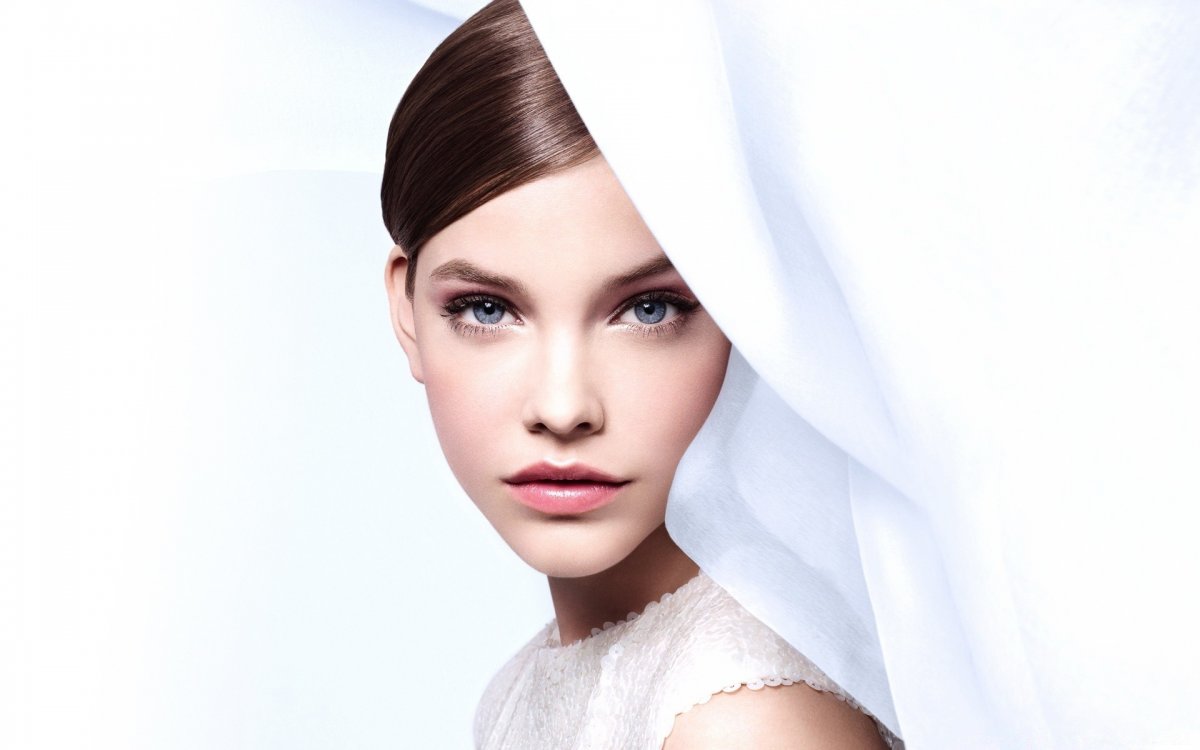 Барбара Палвин с голубыми глазами