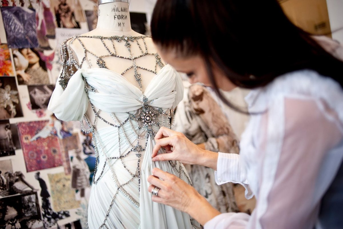 Модельер в ателье