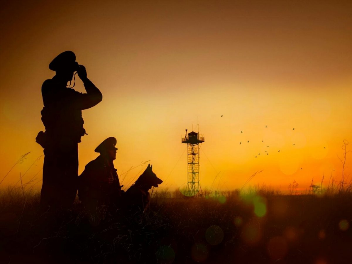 Пограничник на фоне заката