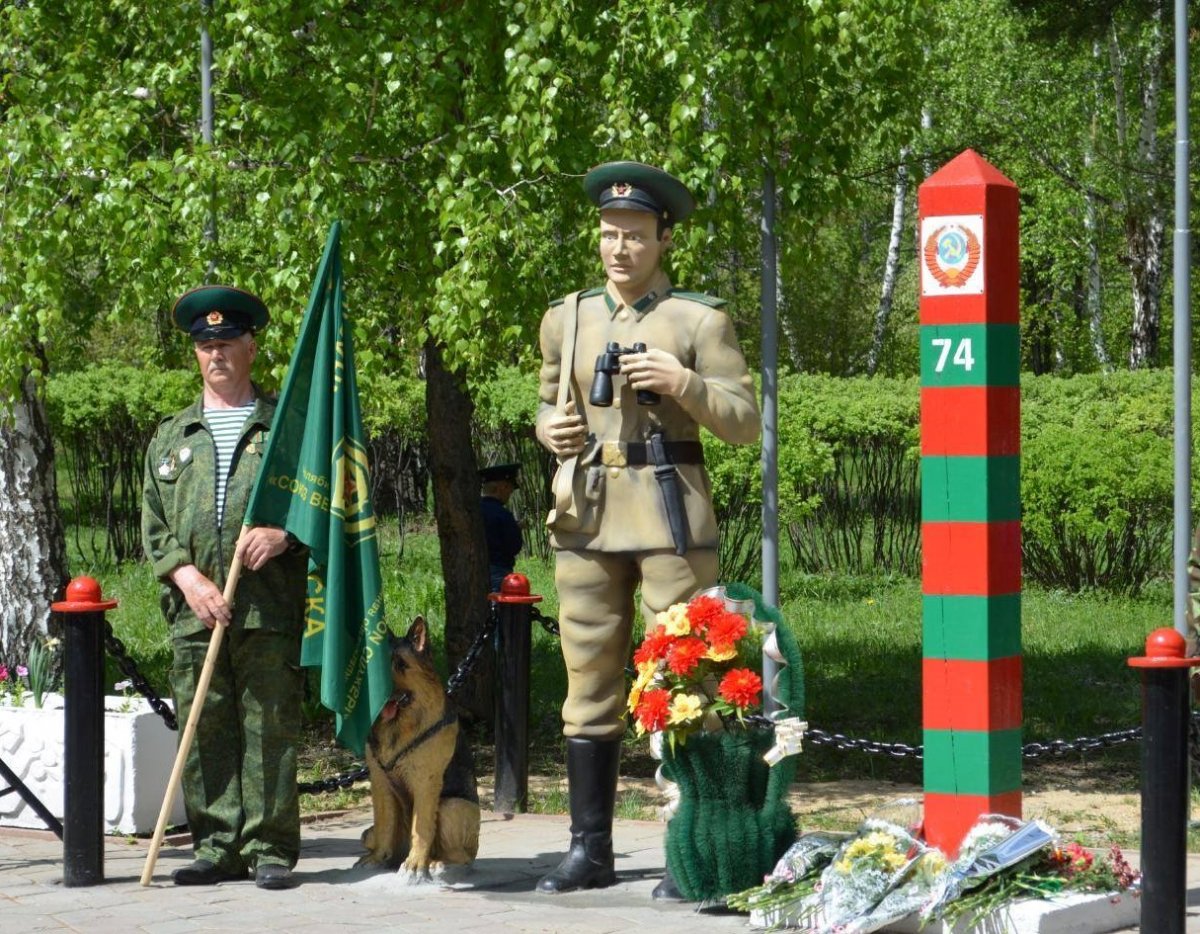 Пограничник у пограничного столба