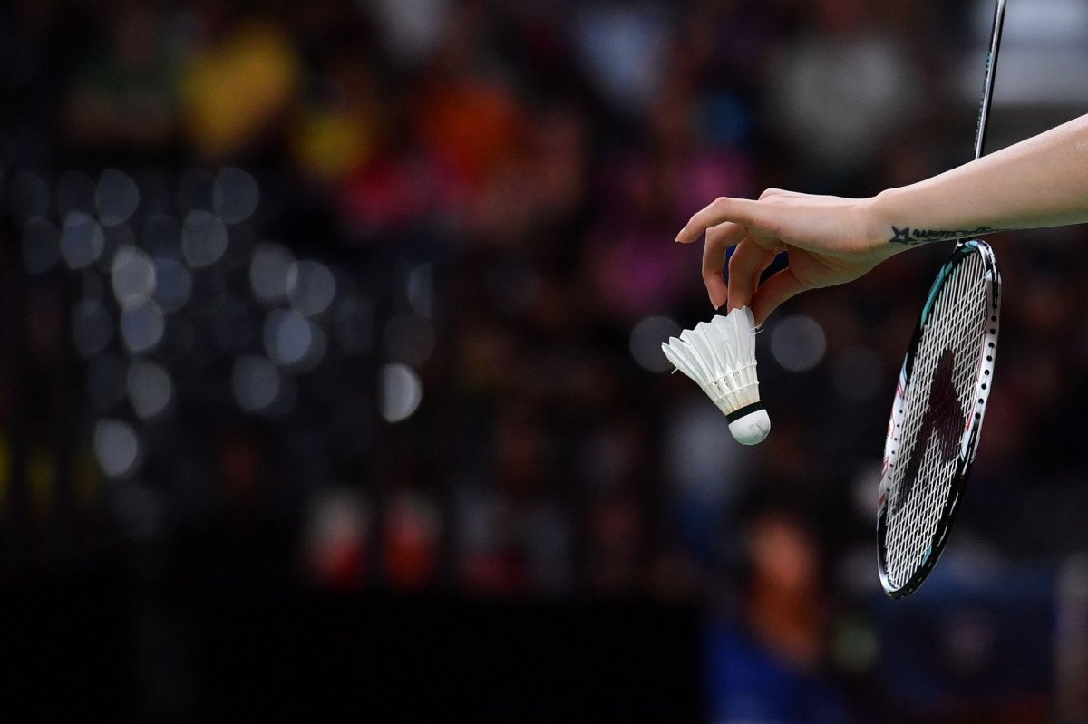 Бадминтон на черном фоне