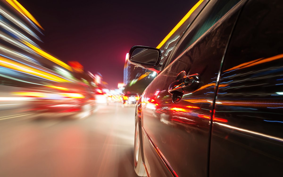 Машина на скорости